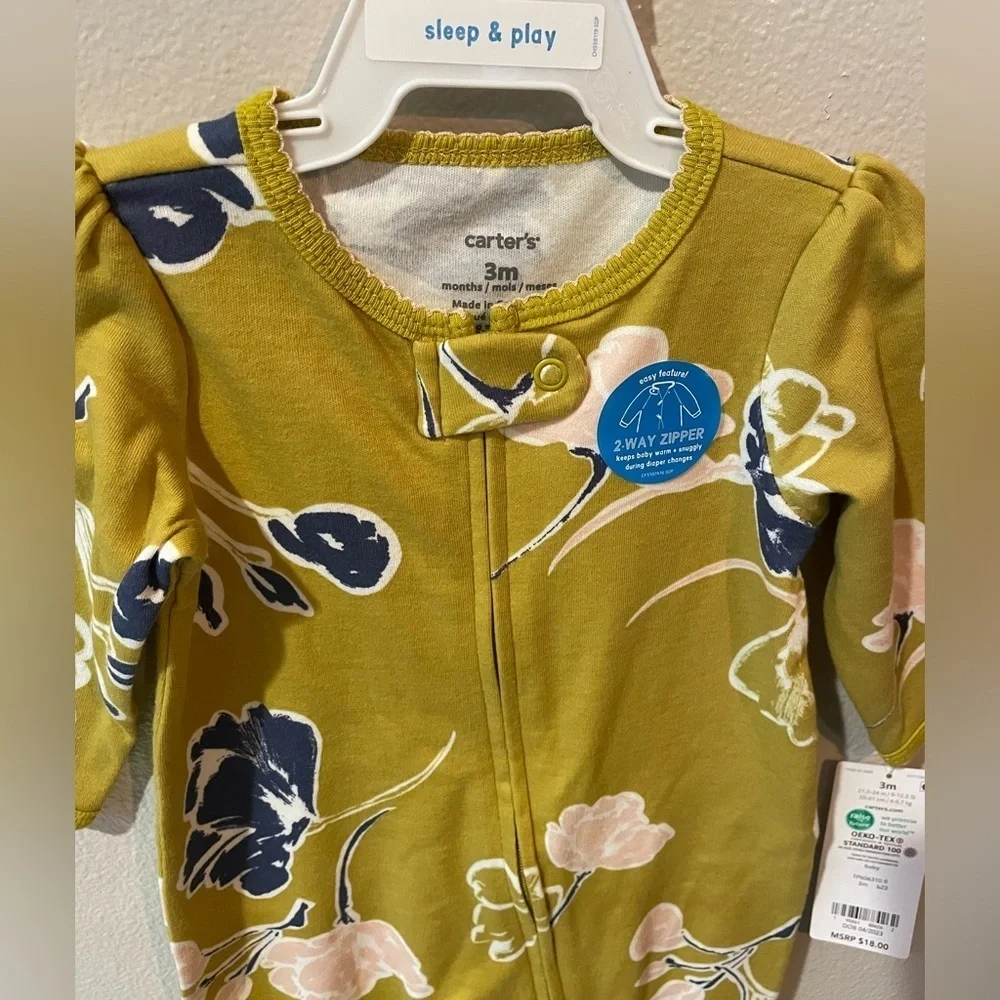 New with tag Carters Brand 2-way zip Sleeper (Size 3 months)